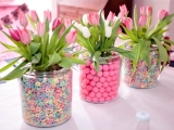 Velikonoční dekorace - vajíčka, květiny, proutky a váza